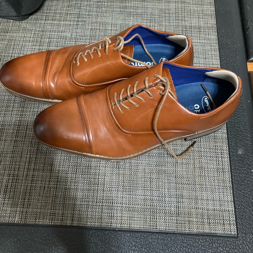 Bruno Marc size 9 dress shoe.